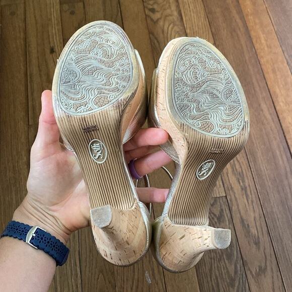 Sofft Women’s St.‎ Germain metallic gold floral Strappy platform heel sandals - Picture 7 of 9